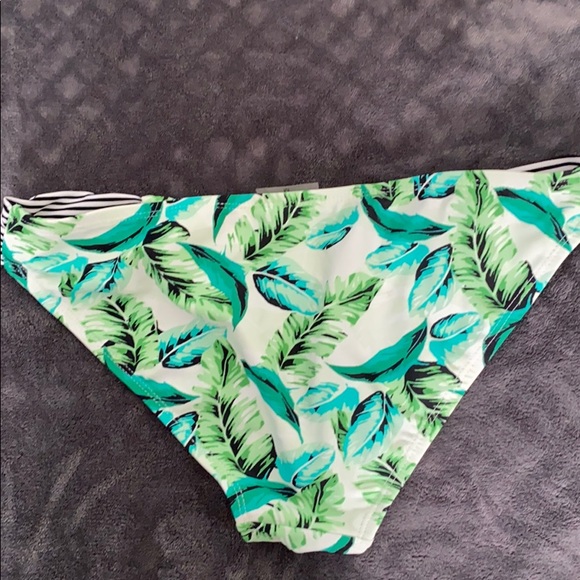 Bikini - Picture 3 of 3